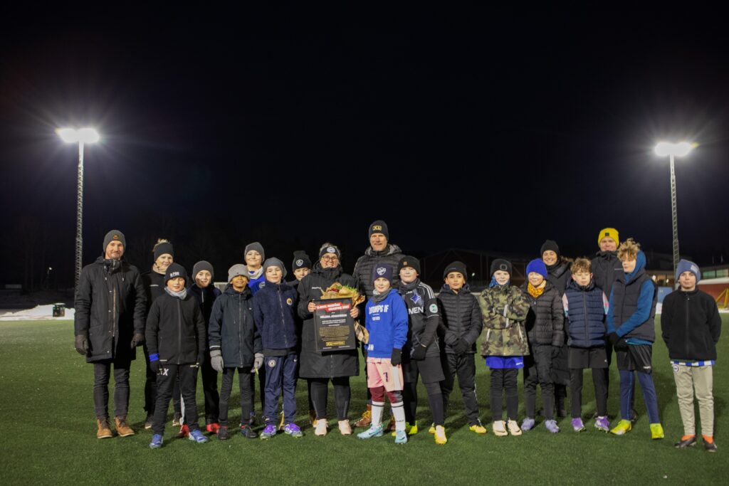 Ungdomsfotbollslag med ledare och vuxna
